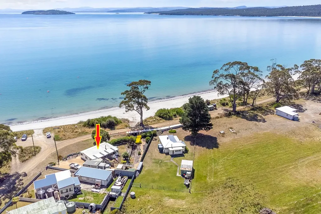 Sloping Main 2房  "Once in a Lifetime" Positioned where you can watch the child swim from your front room.