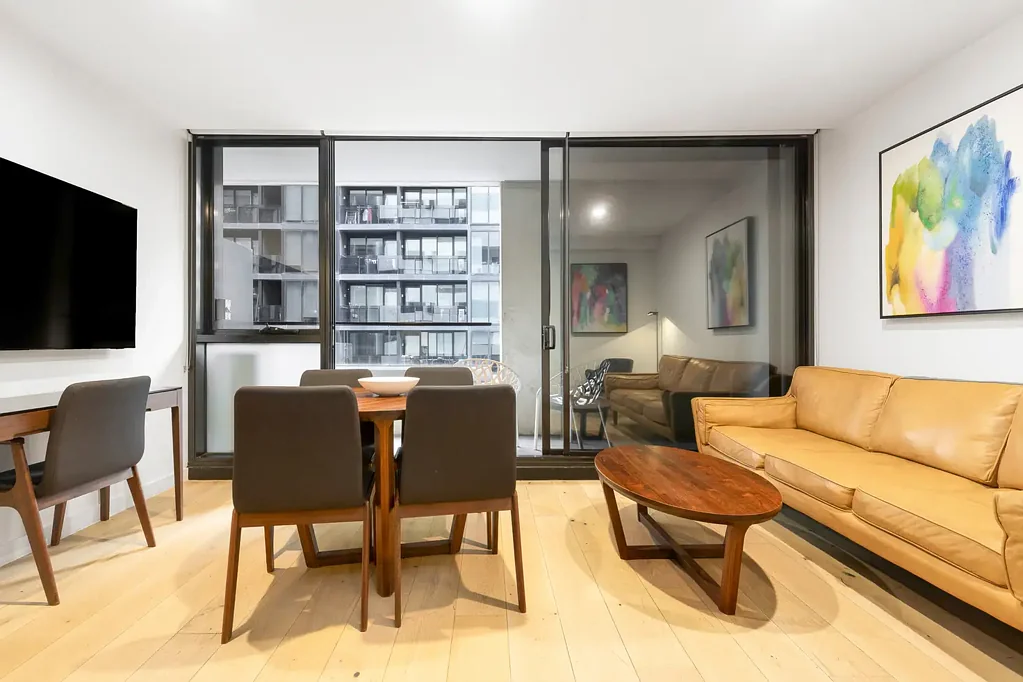 South Yarra 2房 South Yarra核心位置 两卧两卫公寓 地下车位 开放式布局 现代厨房 阳台景观 Contemporary Lifestyle Living in the Heart of South Yarra