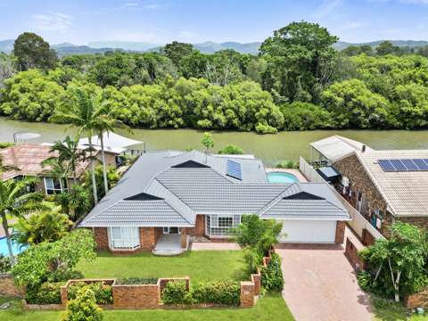 Elanora 4 Bedroom STUNNING WATERFRONT RETREAT - FULLY RENOVATED WITH POOL!