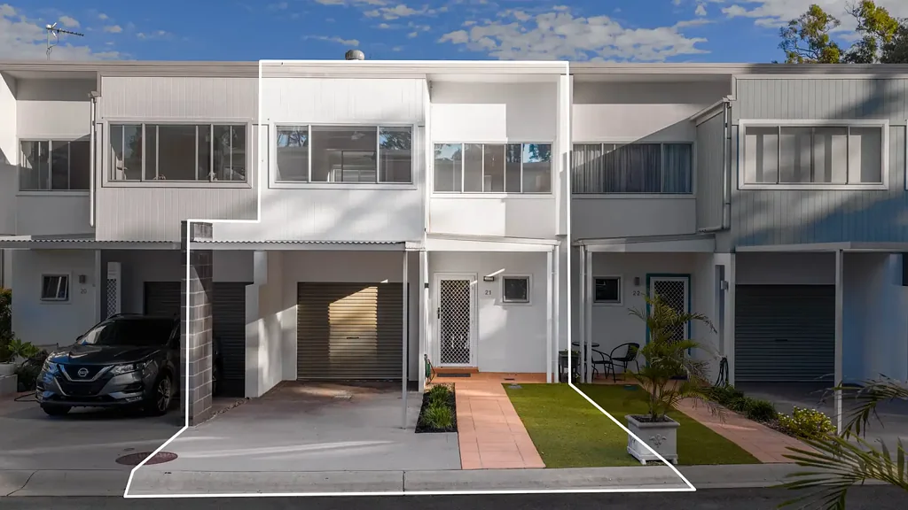 Coombabah 4房  Contemporary Townhouse Living with Space to Entertain
