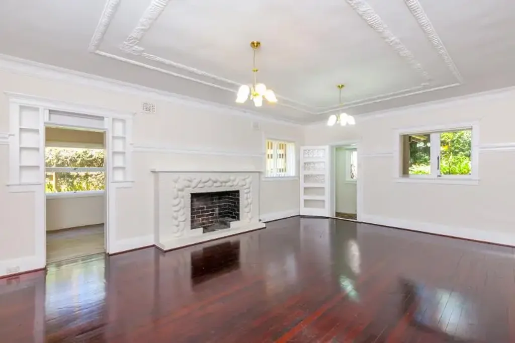 Spacious ground floor apartment in lovely garden block
