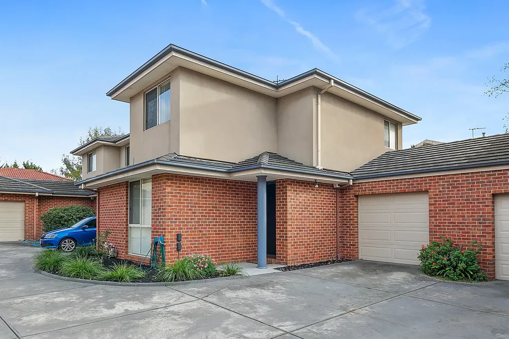 Spacious & Stylish Townhouse in Prime Glen Waverley Location