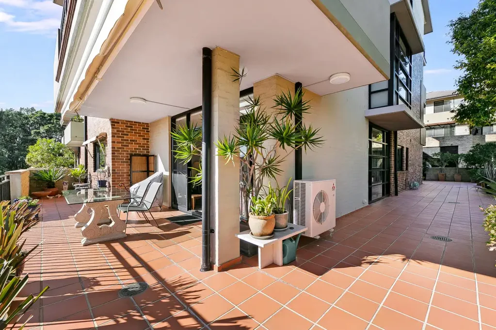 Cabarita 3 Bedroom Spacious 289sqm Ground Floor Apartment with 3 Beds, Water Glimpses & Huge Courtyard by Kendall Bay