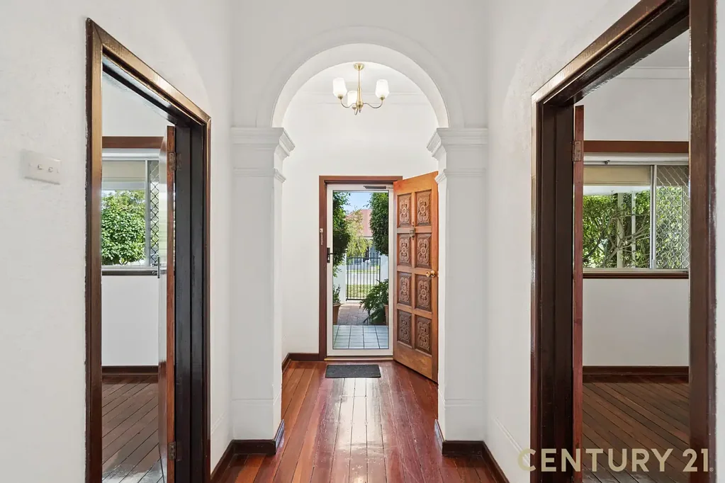 East Victoria Park 3ห้องนอน AMAZING CHARACTER HOME OPPORTUNITY ON R30 ZONED DUPLEX DEVELOPMENT SITE!!