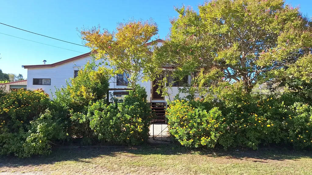 Thulimbah 4 Bedroom Spacious Home - Over 2 Acres - Sheds and Cottage