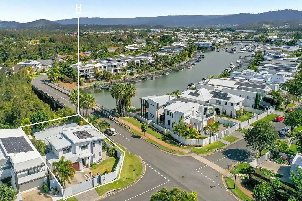 Helensvale 4 Bedroom Exclusive Family Entertainer Combining Style, Location, and Privacy