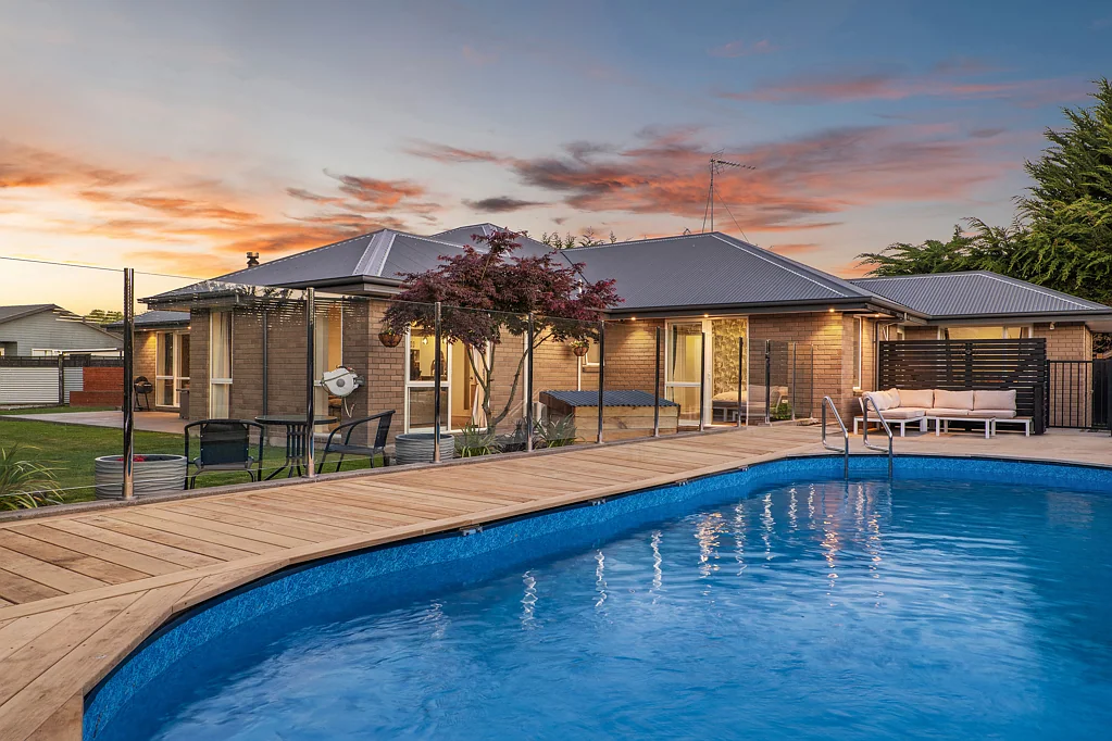 Ashley 4غرفة نوم S T R E T C H  Out  this  Summer