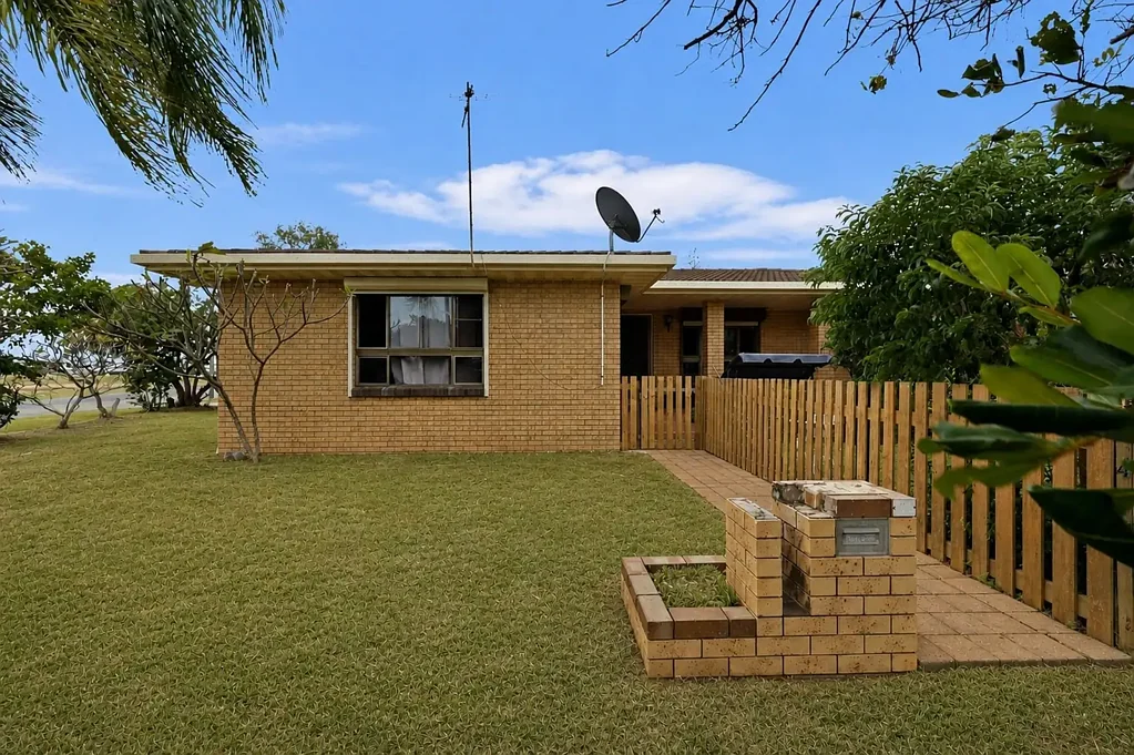 East Mackay 3ห้องนอน Beachfront Position - Lowset Brick Home on a Generous 819sqm Block