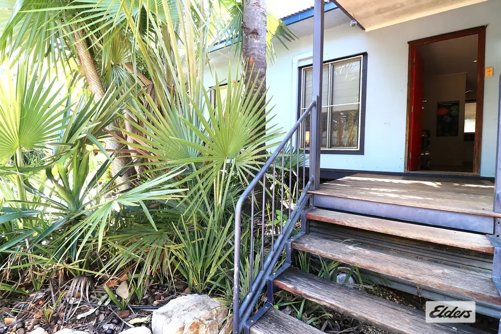 Katherine 3 Bedroom Elevated Living with Entertainer's Deck & Pool – Prime Katherine North Location