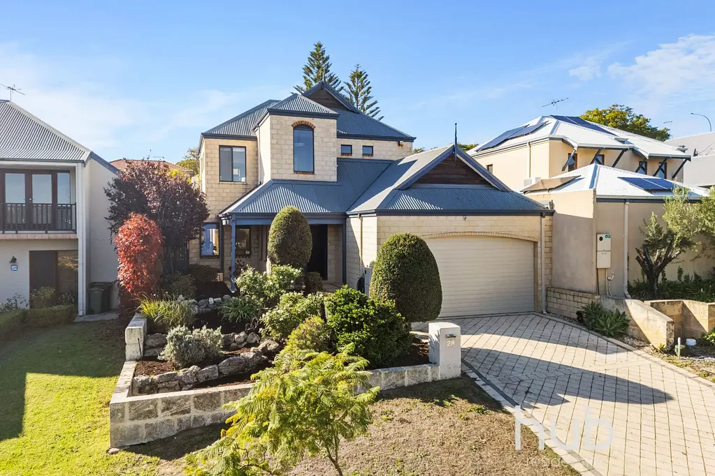 Mount Claremont 4कमरा Elevated Family Living in a Quiet Mt Claremont Pocket