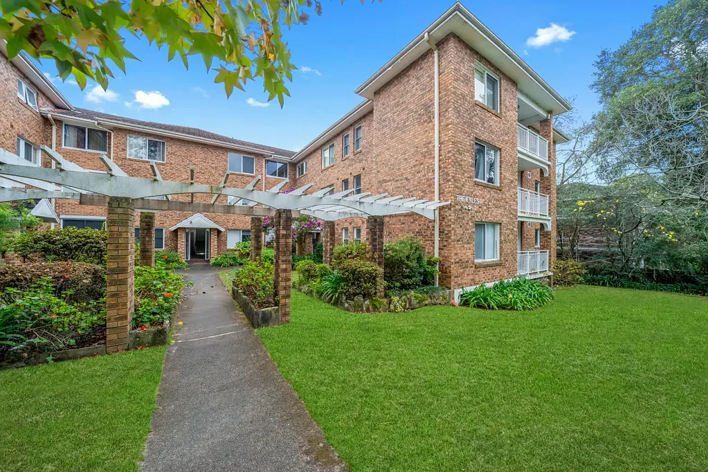 Wahroonga 2chambre Serene ground floor haven with village and elite education convenience. Driveway entry and off street parking on Neringah Avenue