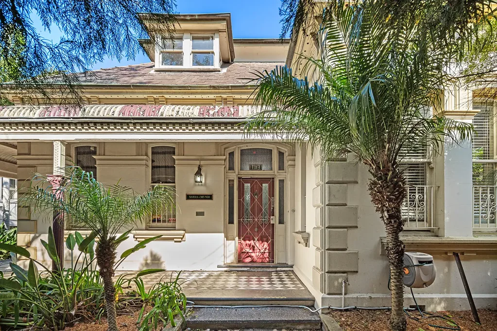 Hurstville 5Zimmer Timeless elegance since 1897. "Yarra-Mundi" stands proudly as one of Hurstville's most iconic homes - rich in character, history and potential.
