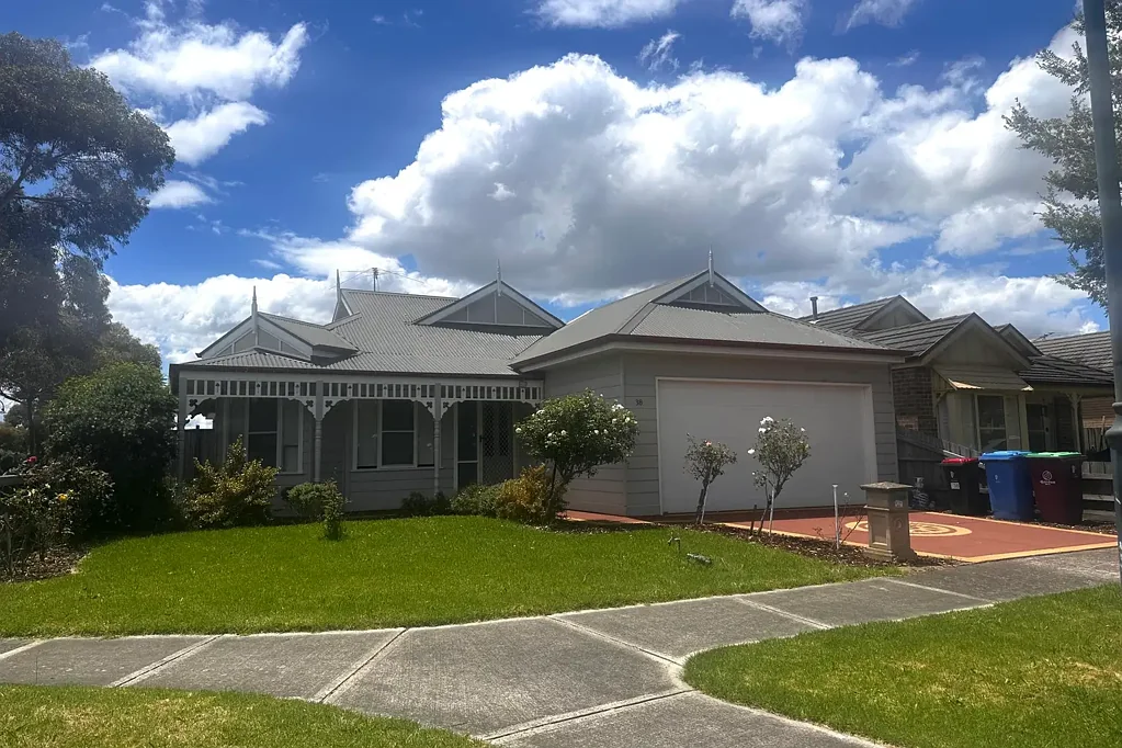 3 BEDROOMS 2 LIVING AREAS PLUS STUDY � SOLAR PANELS!!!