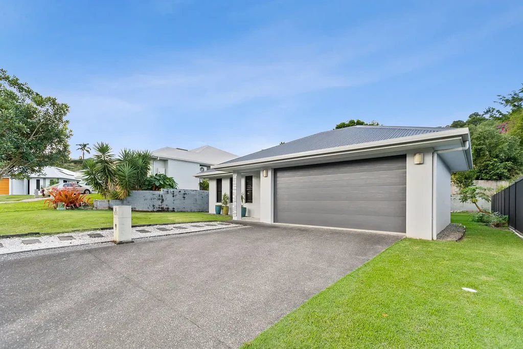 Earlville 3Kwarto Modern Family Living on 595m² in Earlville