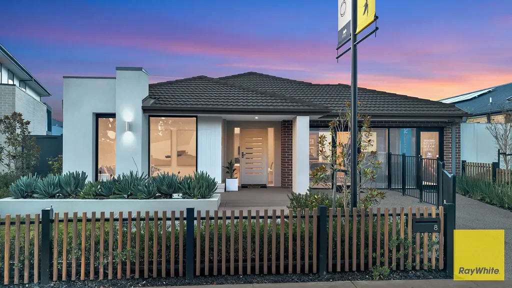 Donnybrook 4બેડરૂમ Luxurious Display Home in Prestigious Olivine Estate on 492 SQM Block - Lease Back Until March 2027 with 8% Return!!