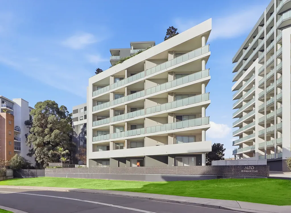 Merrylands 2房 高层生活，坐拥全景视野及卓越户外娱乐空间 Sky-High Living with Panoramic Views & an Exceptional Outdoor Entertaining Space