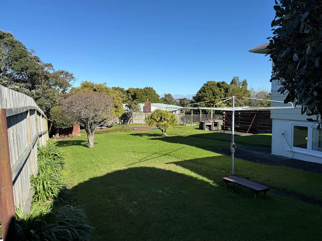 8 Roberts Road, Glenfield, North Shore City, Auckland