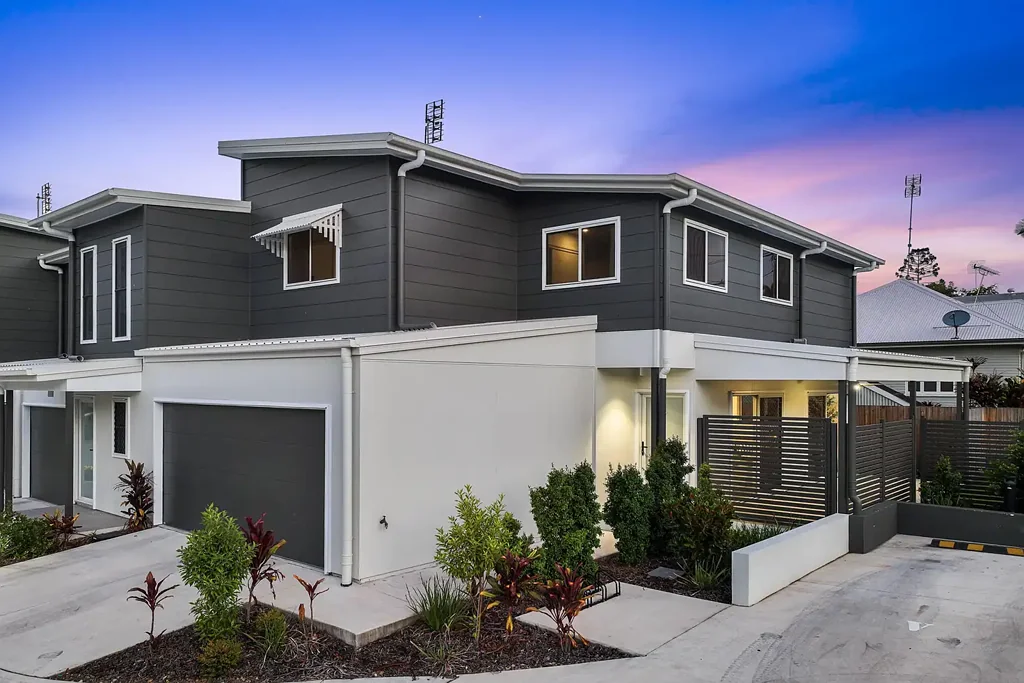 Yandina 4房  Ultra-Convenient, Modern, Family-Sized Townhouse!