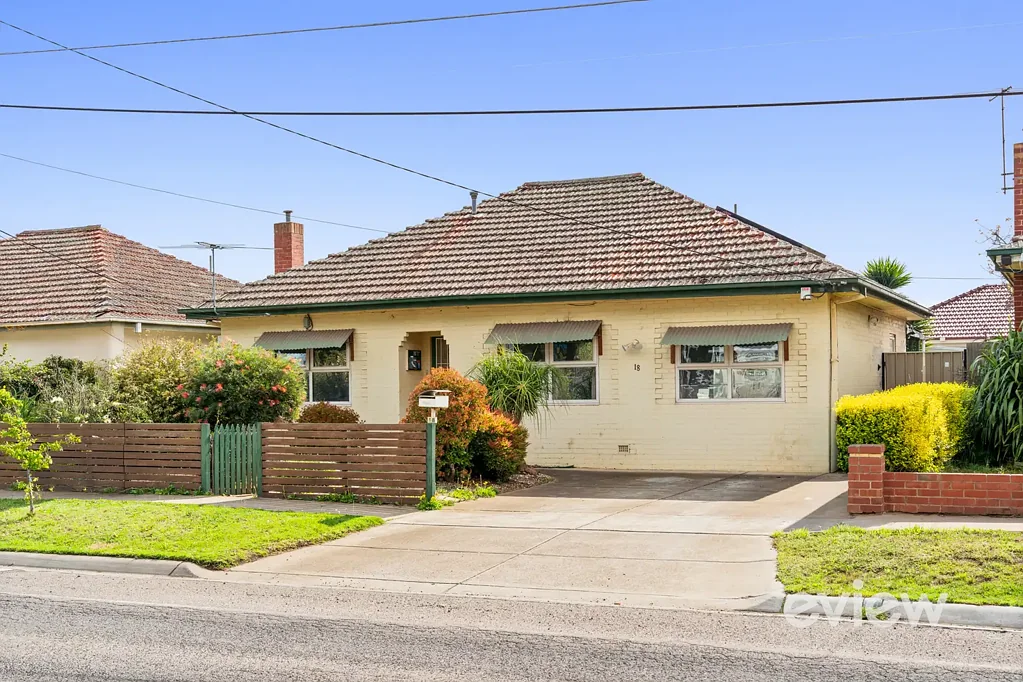 A Cosy 3 bedroom family home with a bungalow!
