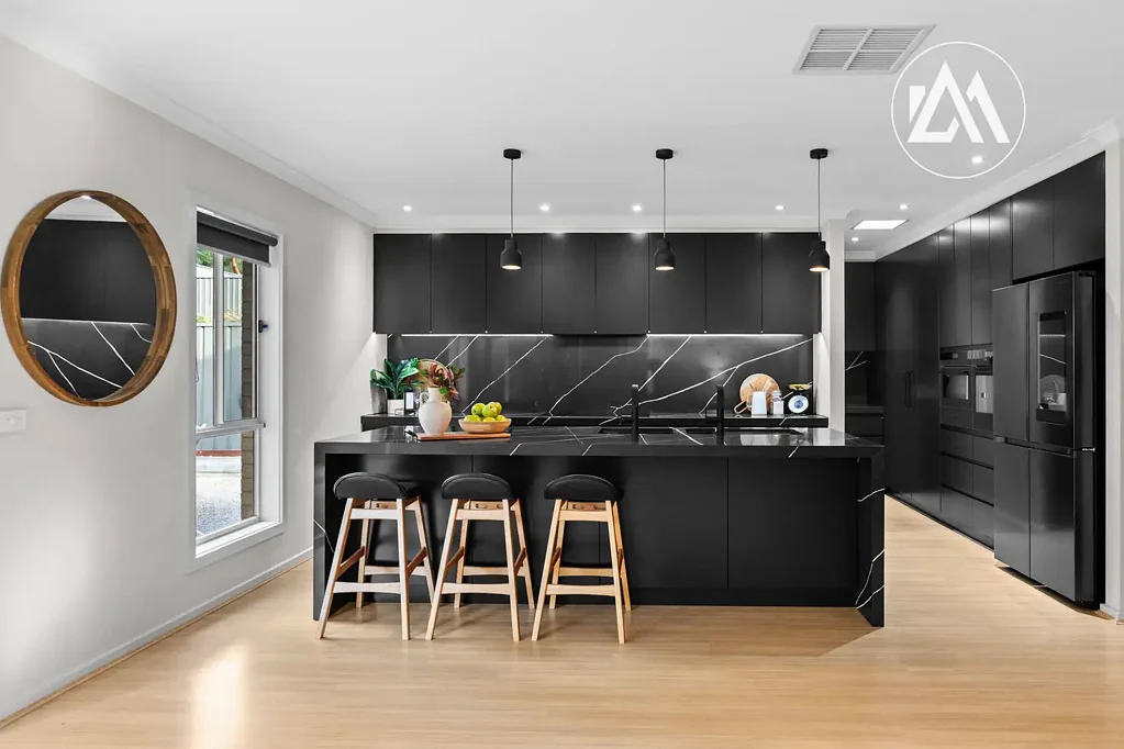 Langwarrin 4房 建筑师设计 精致现代美学 四卧专书房 独立影院室 开放式厨餐区 全高挡水板 黑色石英台面 无缝户外娱乐 靠背保留地 低维护奢居 Contemporary Family Luxury