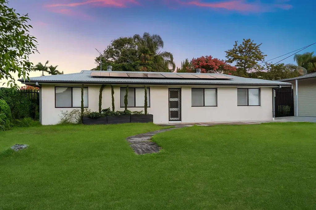 Crestmead 4 Bedroom BRAND NEW RENOS - LARGE HOUSE