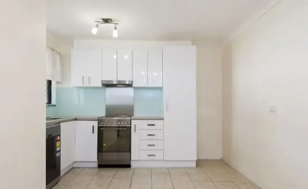 $650/week Only - Furnished House. ROSSMOYNE SCHOOL ZONE.  Walk to everything!