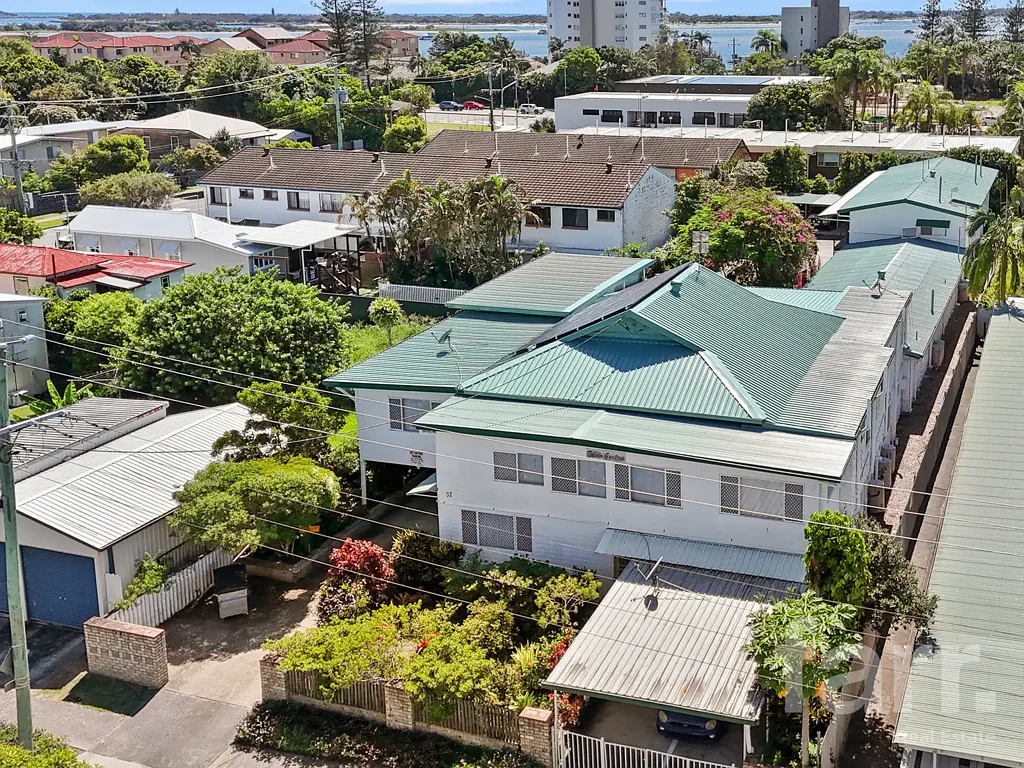 Labrador 15部屋 Block of units + 2 storey house on 1,419m² block