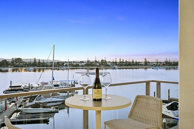 Paradise Point 3房  Stylishly Updated Coastal Haven with Private North-Facing Position!