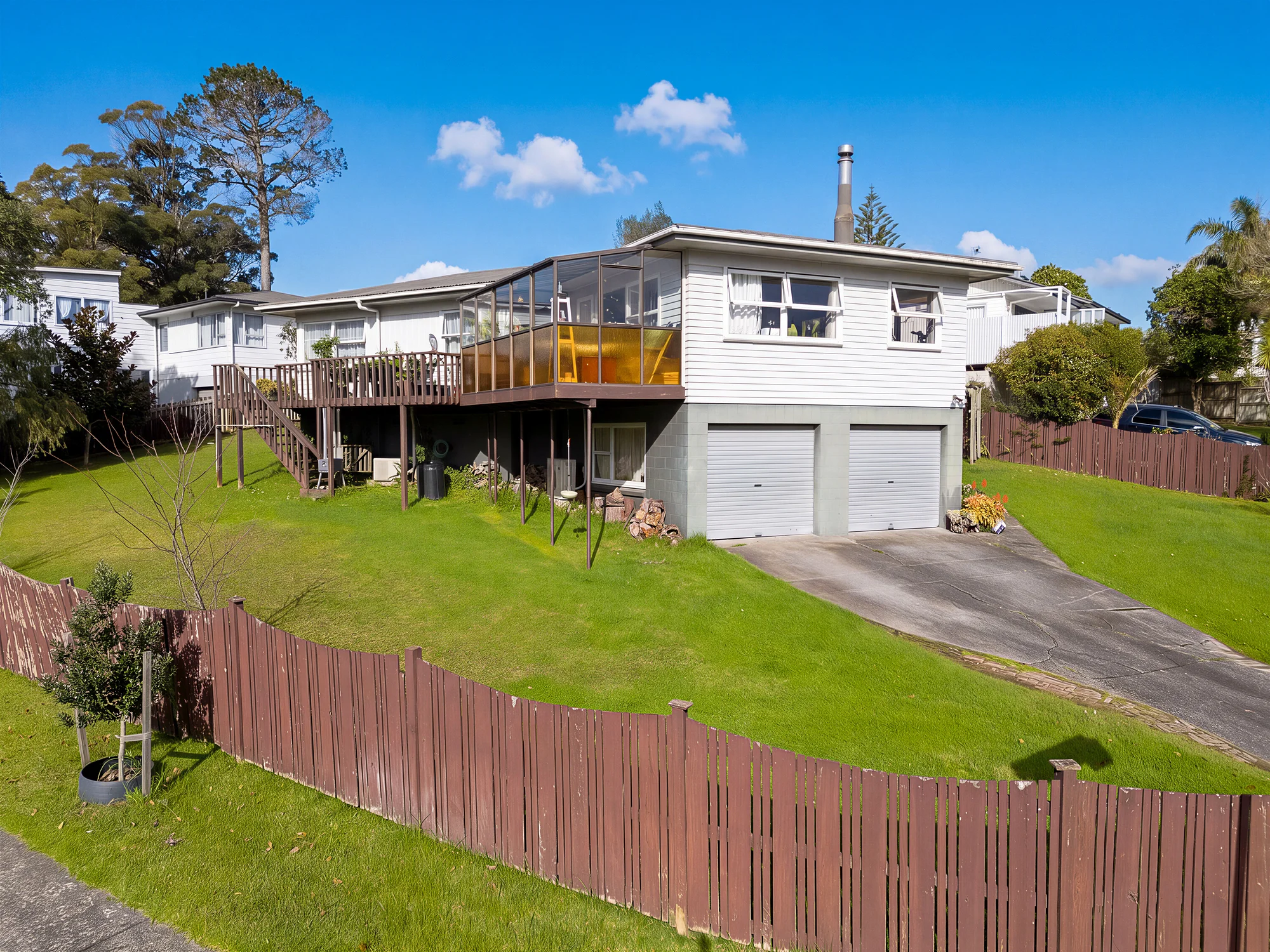 Henderson 3房 错过不再！1970年代坚固住宅，731m²地块，靠近购物中心，步行即至学校！ Bought for $752,000 in 2017