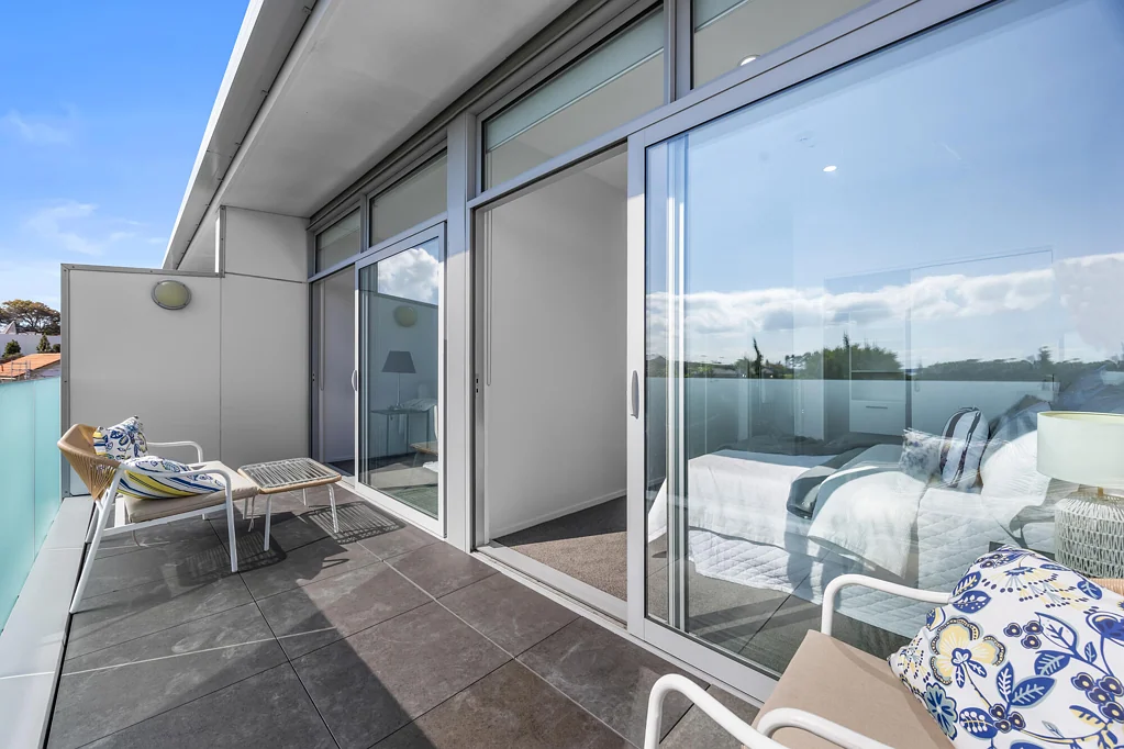 Pakuranga 2 Bedroom Super Spacious with a Lift and 2 Carpark!