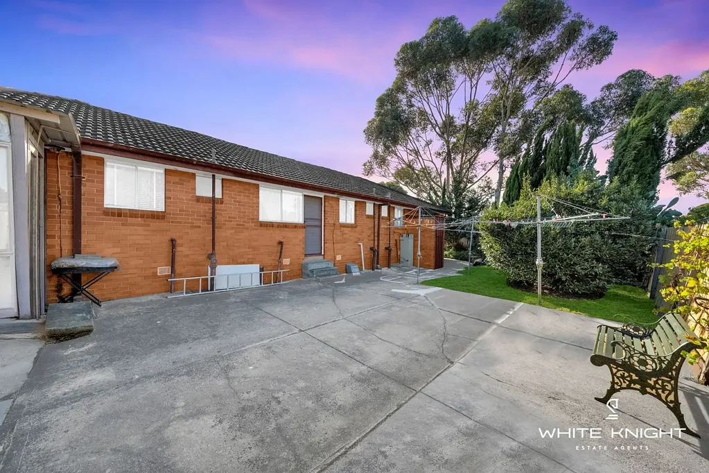St Albans 4 Bedroom Rare Investment Opportunity –Corner block 4 Units on One Title in Central St Albans!