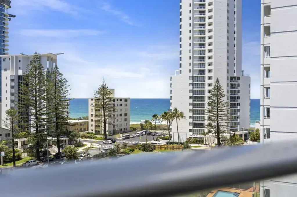Surfers Paradise 1ห้องนอน NORTH - EAST FACING - RENOVATED - OCEAN, RIVER, SKYLINE VIEWS - FULL LENGTH BALCONY