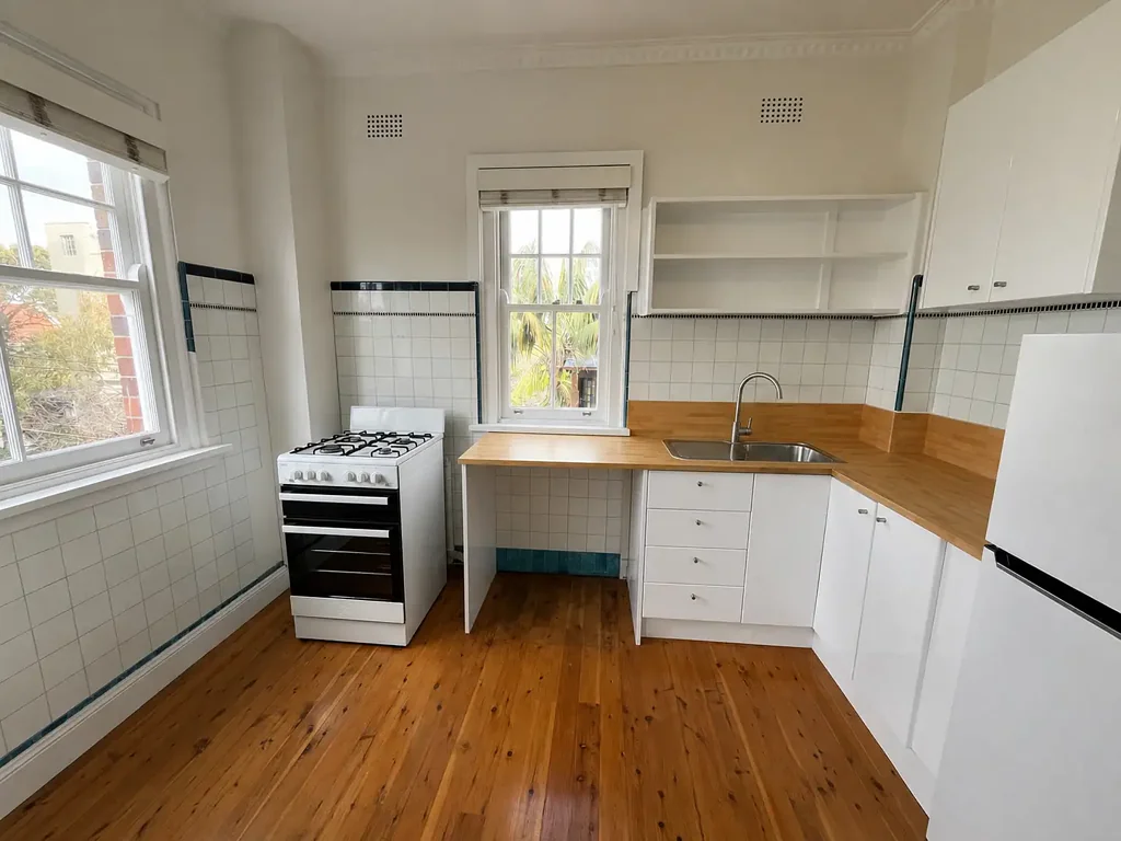 Sun-Drenched Corner Studio in Darlinghurst | Rare Dual-Aspect Light & Airflow