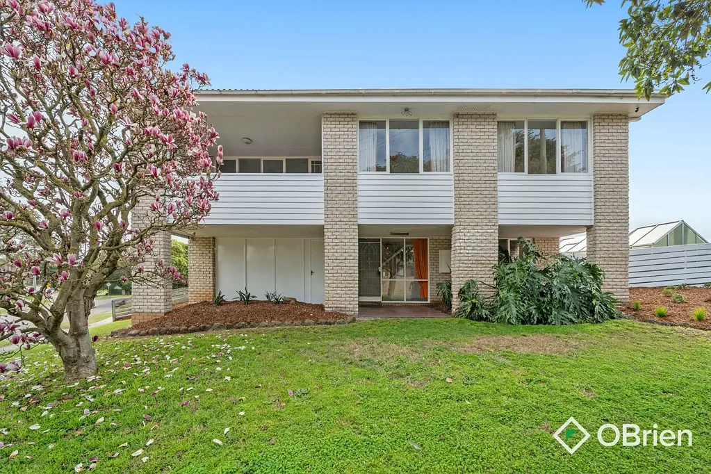 Frankston 5 Bedroom A Corner Block Canvas Waiting for You