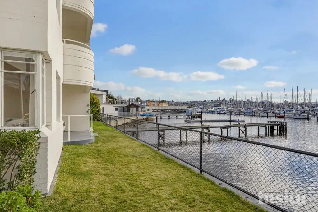 Sandy Bay 2कमरा Waterfront Living Overlooking the Derwent Sailing Squadron.