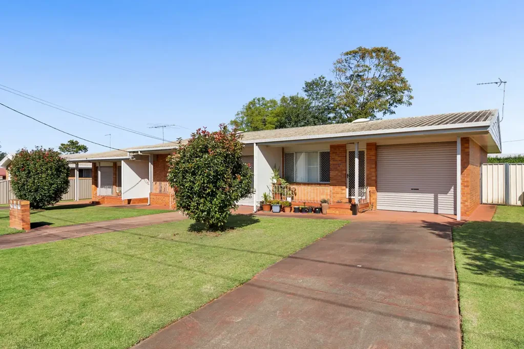 Rockville 6部屋 EXCEPTIONAL TRIPLEX OPPORTUNITY IN ROCKVILLE
