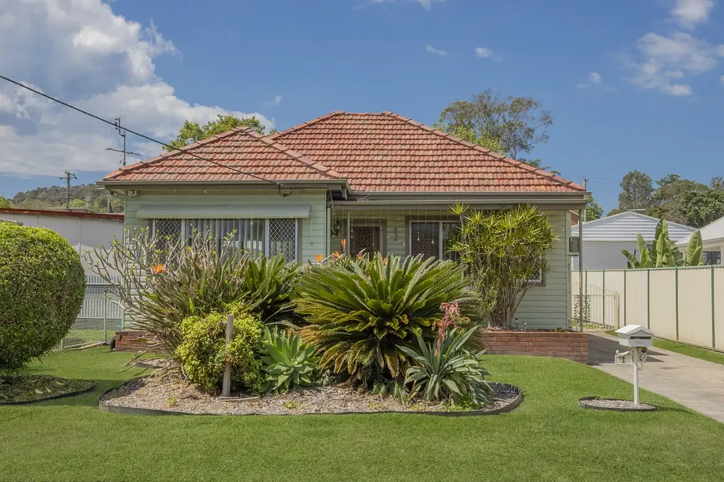 Speers Point 2ਬੈੱਡਰੂਮ Classic Charm, Endless Potential in the Heart of Speers Point