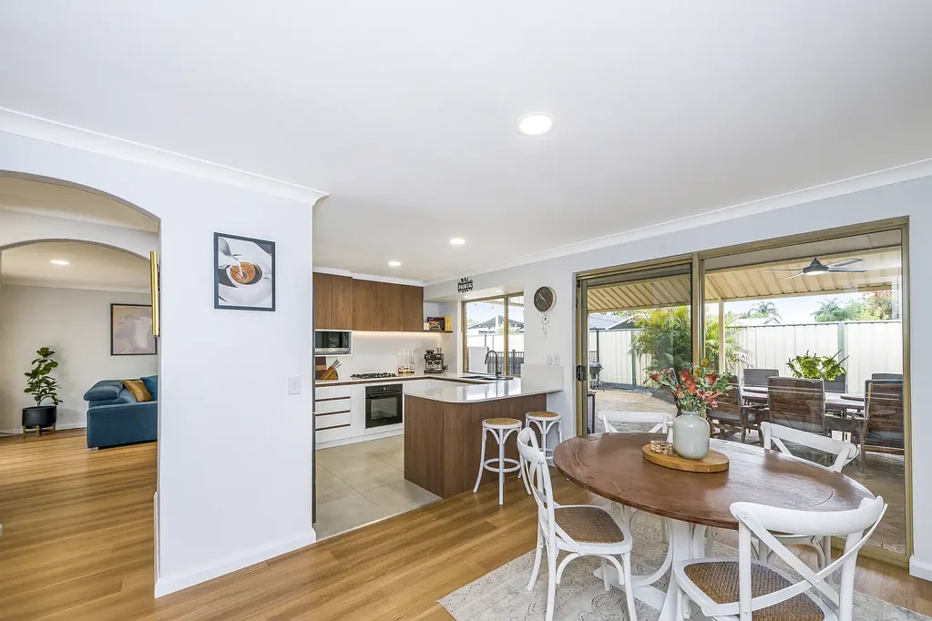 Ballajura 3房  RENOVATED TO IMPRESS – INCREDIBLE ACCESS, WORKSHOP & OUTDOOR LIVING!