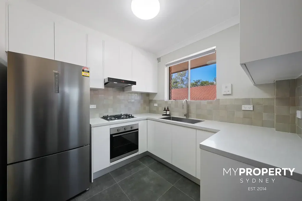 FULLY RENOVATED TOP-FLOOR APARTMENT IN PRIME EPPING LOCATION