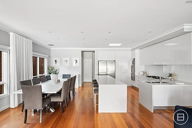 9 WICKHAM GR, STRATHMORE VIC 3041, 4房, 2浴, House