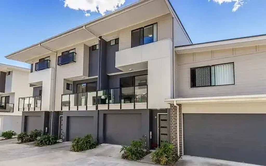 3 Level townhouse with large tandem garage