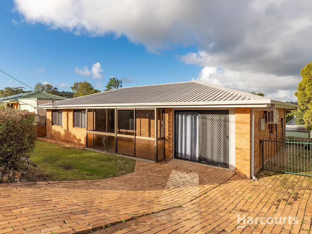 Break lease. Three-bedrooms plus one multi-purpose room located at the heart of Springwood- short stroll to Chatswood Shopping Central