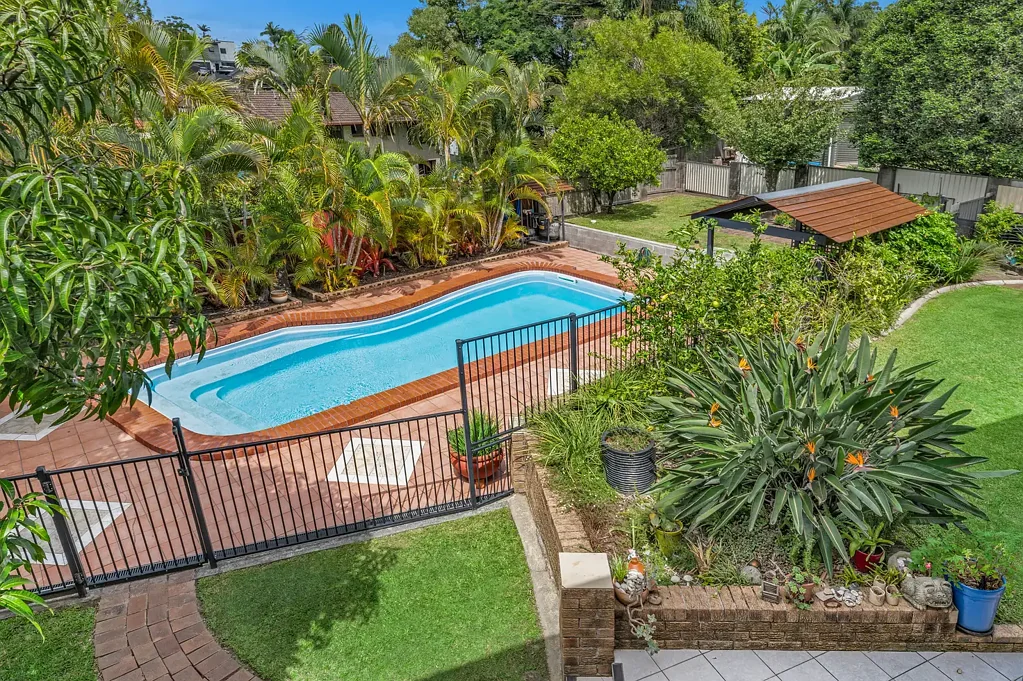 Ashmore 4房  LARGE/EXTENDED FAMILY HOME WITH DUAL LIVING OPTIONS ... PERFECT INVESTMENT ... PRIME, CENTRAL LOCATION !!!