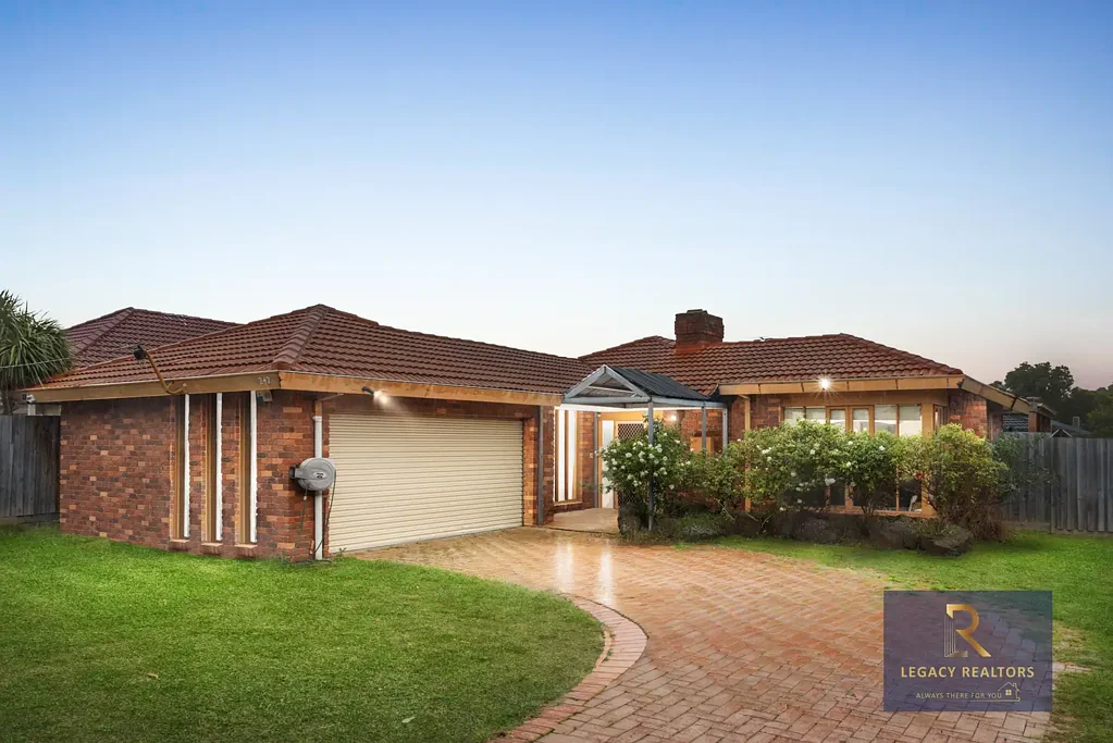 Hoppers Crossing 3غرفة نوم Spacious 3-bed family home on 658sqm with multiple living areas, alfresco, and development potential near schools & Werribee Plaza.