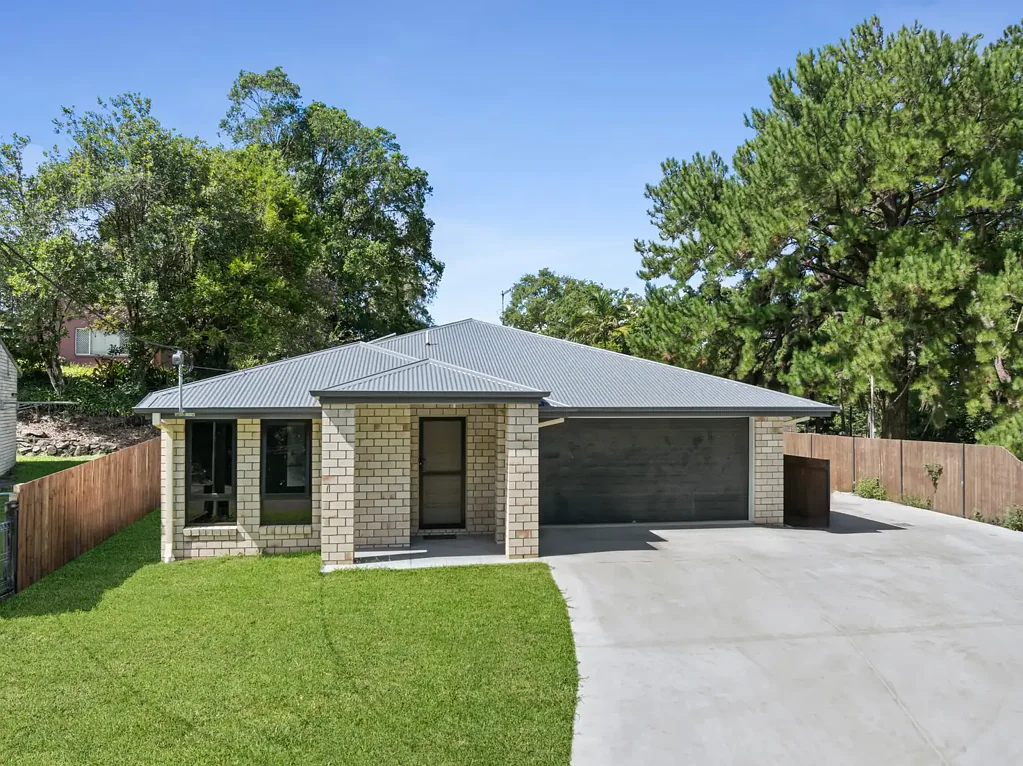 Nambour 4침실 Near-New Family Living with a Peaceful Green Outlook