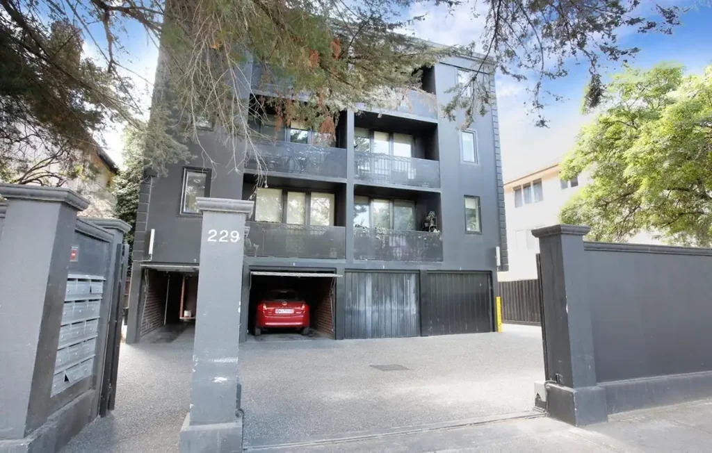 Bright Two-Bedroom Apartment with Garage in Windsor