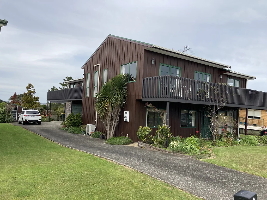 Clarks Beach 5房  Stunning Family Home on Waterfront Golf Course