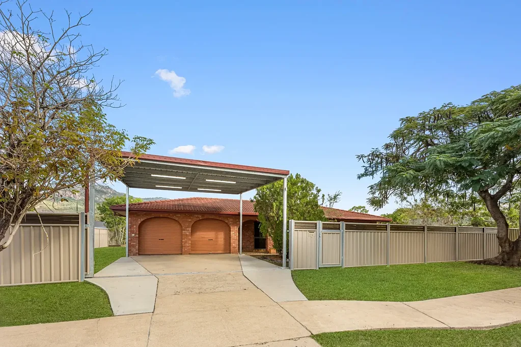 Annandale 3Kwarto IMMACULATE PRESENTATION & MAKE-OVER - (3 BEDROOM  BRICK VENEER HOME). WOW!