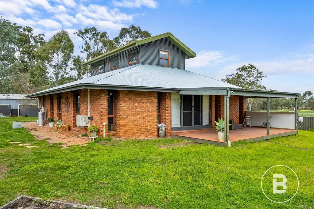 Illawarra  Country Living at Its Finest on 20 Acres