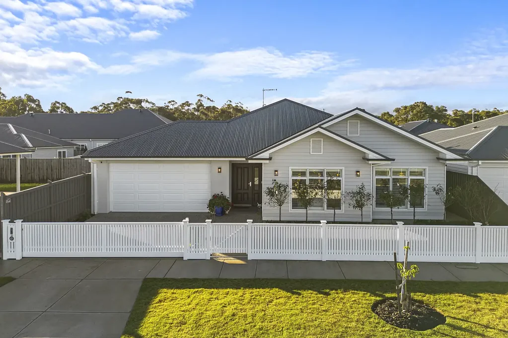 New Gisborne 3 Bedroom DELIGHTFUL COUNTRY COTTAGE IN THE HEART OF NEW GISBORNE